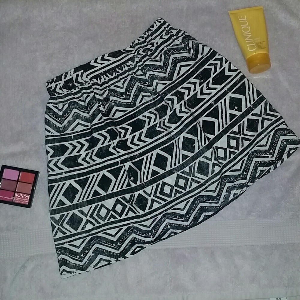 NWOT Black and White patterned skirt size XS
